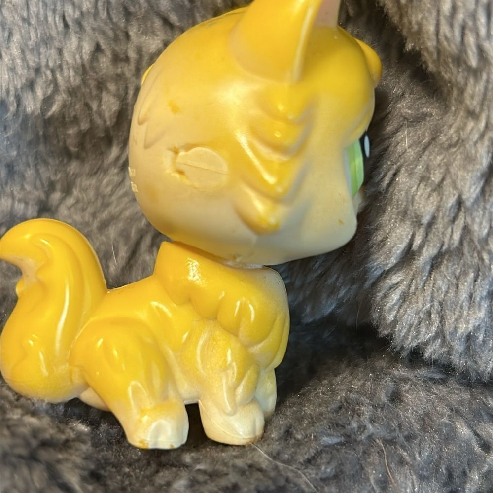 Littlest Pet Shop First Generation Yellow Cat Motion Tongue - Picture 7 of 8